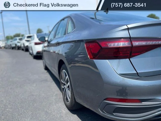 Used 2025 Platinum Gray Metallic Volkswagen 1.5T SE image 11