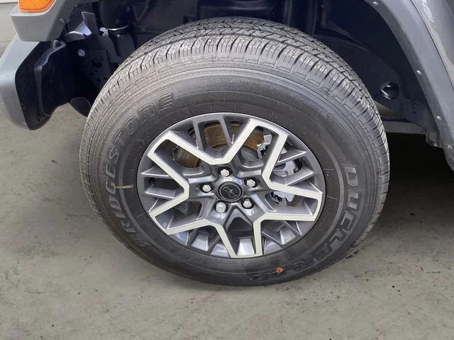 Used 2025 Granite Crystal Metallic Clearcoat Jeep Sahara image 14