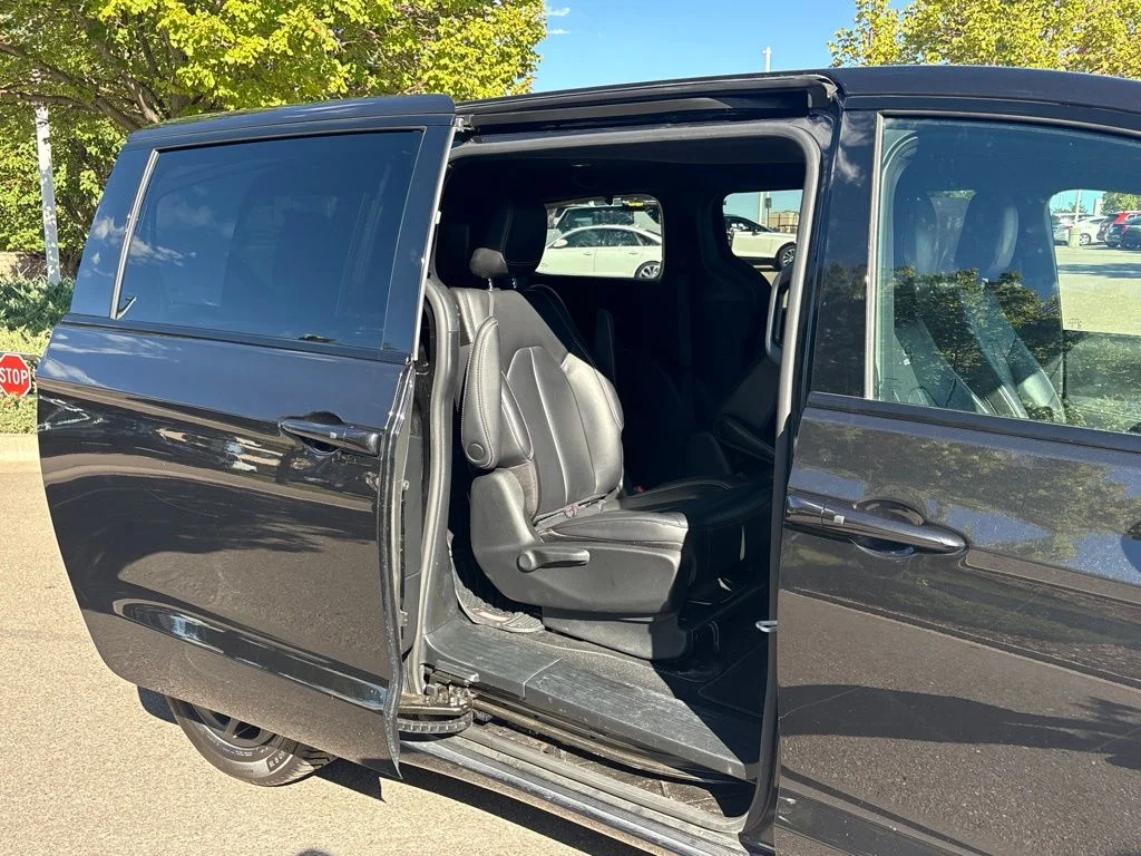 Used 2023 Black Chrysler Touring L image 31