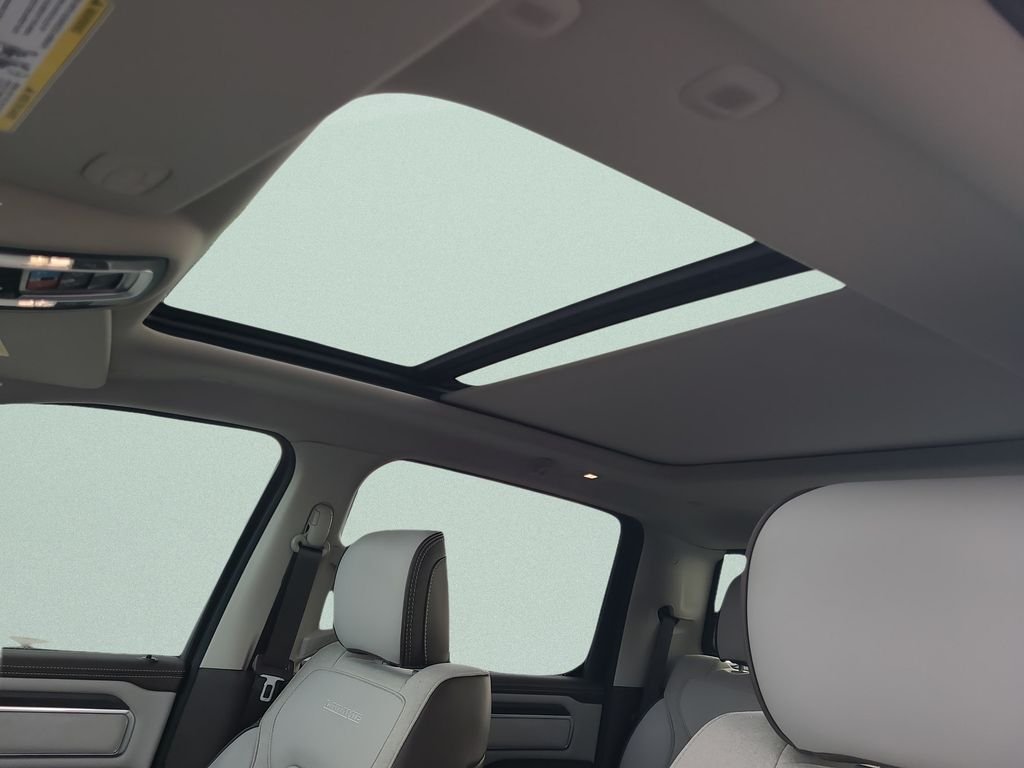 New 2026 Ivory White Tri-Coat Pearl-Coat Exterior Paint RAM Laramie image 17