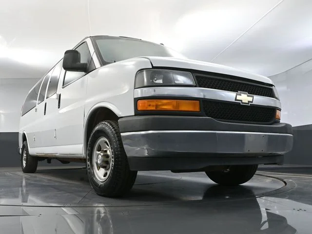 2017 Chevrolet Express Passenger LS - Photo 42