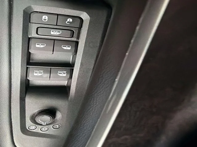 New 2026 Silver Zynith Exterior Paint Jeep Altitude image 26
