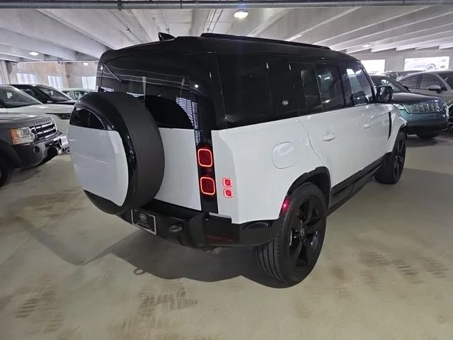 Used 2024 Fuji White Land Rover X-Dynamic SE image 5