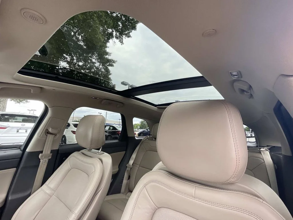Used 2020 White Lincoln Reserve image 16