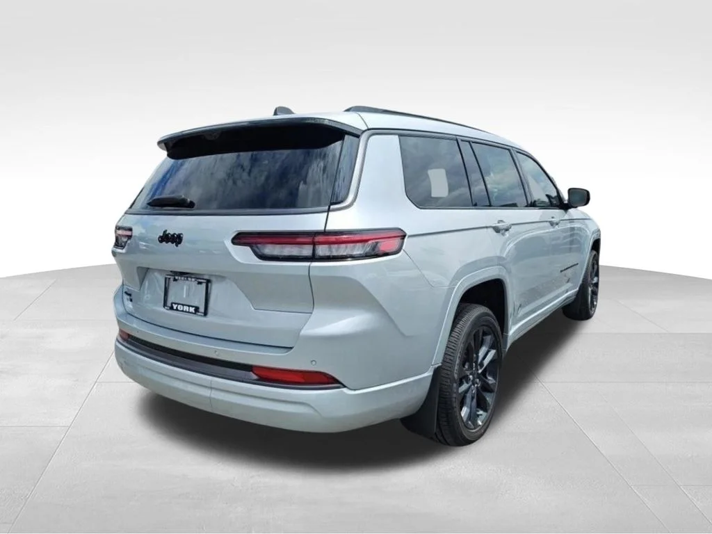 New 2026 Silver Zynith Exterior Paint Jeep Limited Reserve image 5