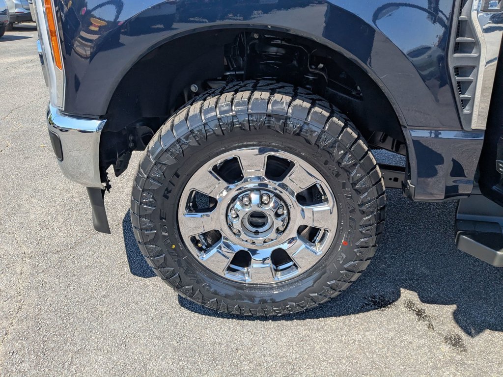 Used 2023  Ford LARIAT image 10