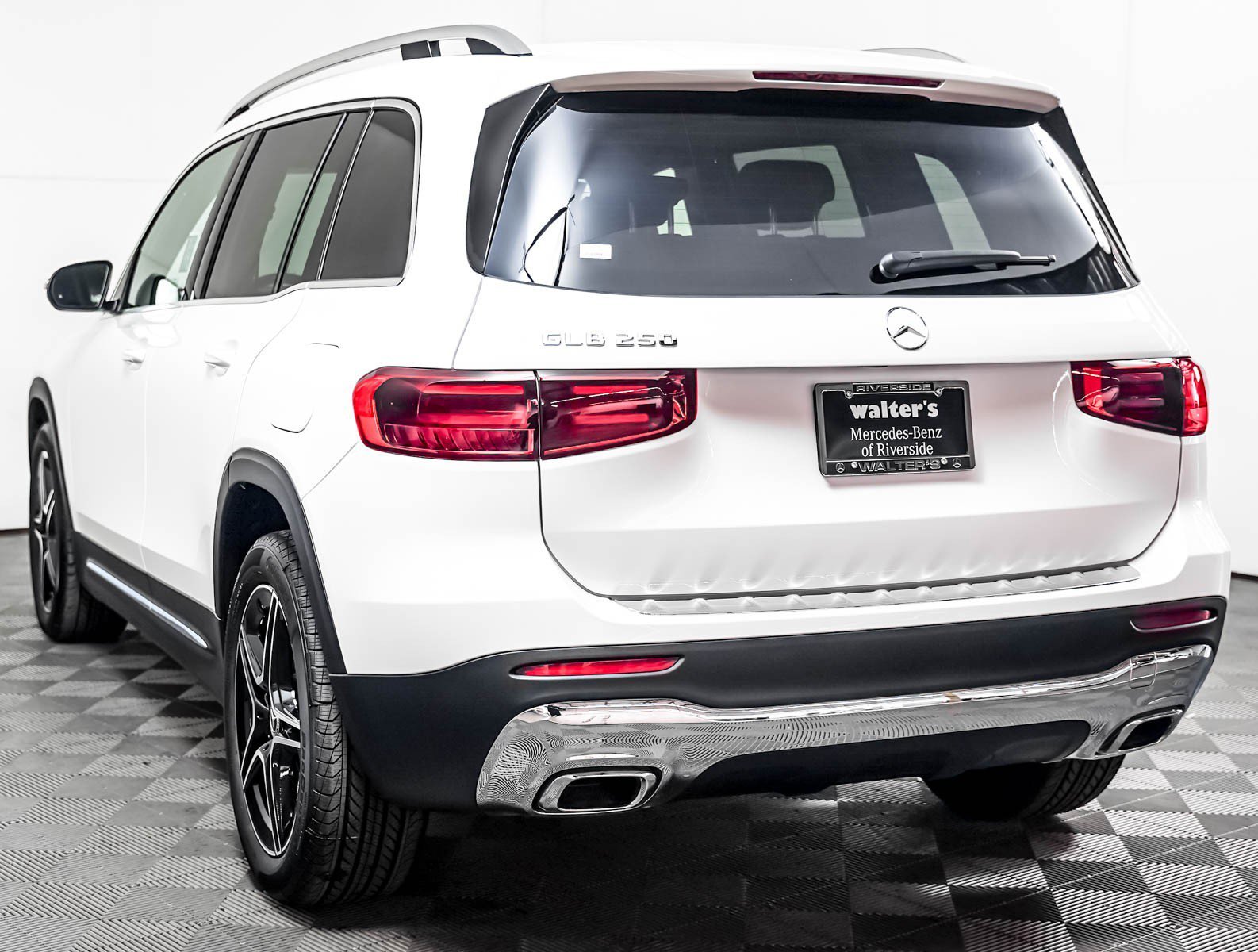 New 2026 Polar White Mercedes-Benz GLB 250 image 2