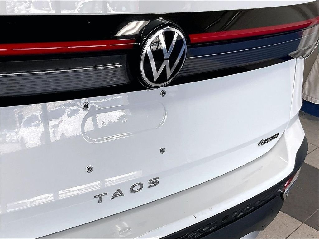 Certified Used 2025 White Volkswagen 1.5T SE image 28