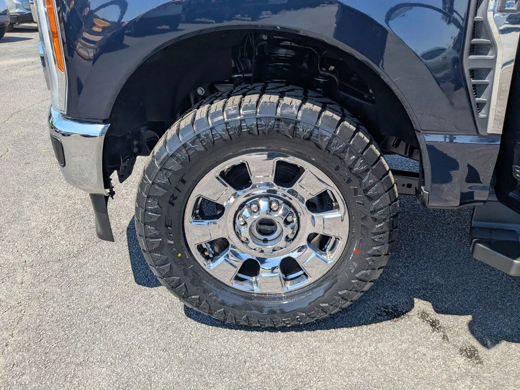 Used 2023  Ford LARIAT image 10