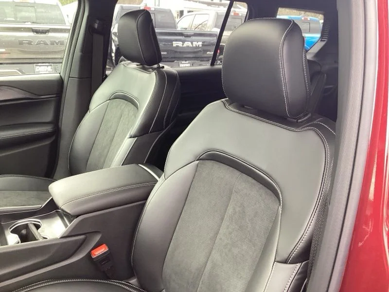 New 2025 Velvet Red Pearl-Coat Exterior Paint Jeep Altitude X image 29