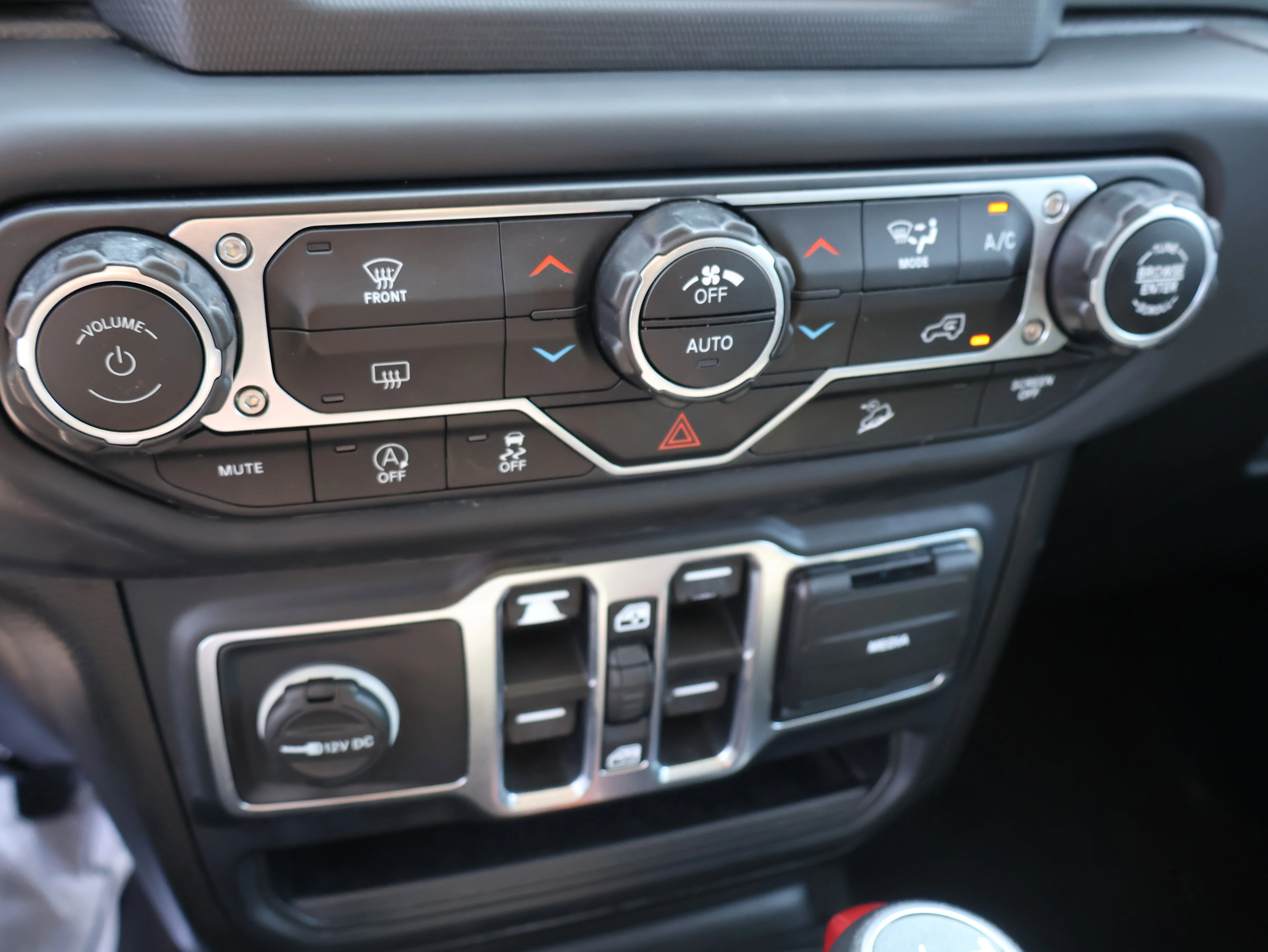 Used 2019 Black Clearcoat Jeep Sahara image 25