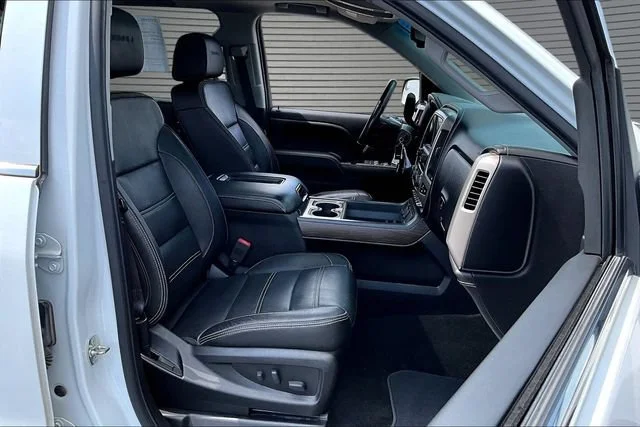 Used 2018 WHITE FROST TRICOAT GMC Denali image 30