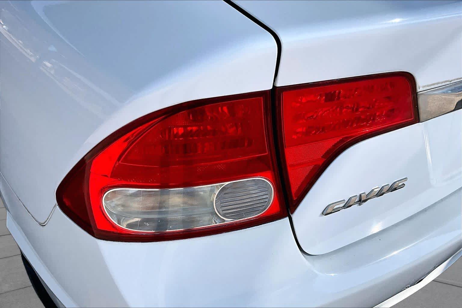 Used 2011 Taffeta White Honda LX image 27