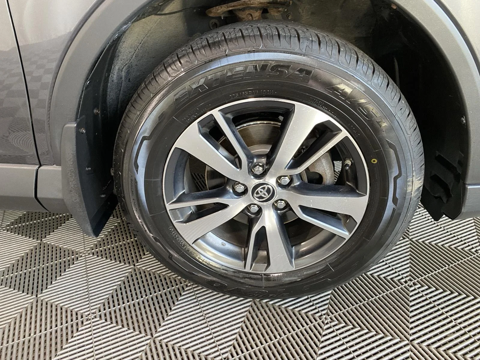 Used 2018 Magnetic Gray Metallic Toyota XLE image 9
