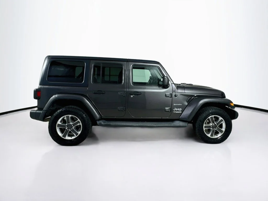 Used 2018 Granite Crystal Metallic Clearcoat Jeep Unlimited Sahara image 9