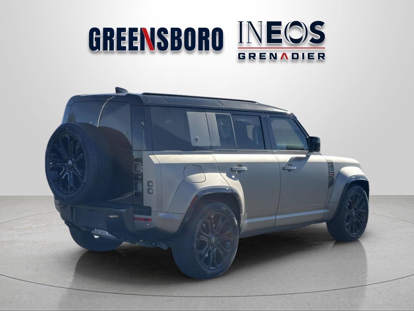Used 2025 Petra Copper Premium Metallic Land Rover OCTA Edition One image 5