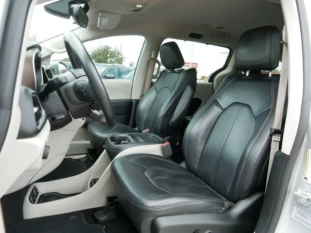 Used 2017 Silver Chrysler Premium image 15