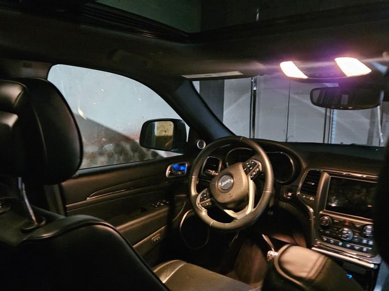 Used 2018 Silver Jeep Overland image 10