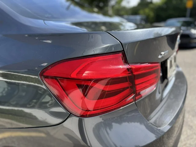 Used 2018 Mineral Gray Metallic BMW 320i xDrive image 13