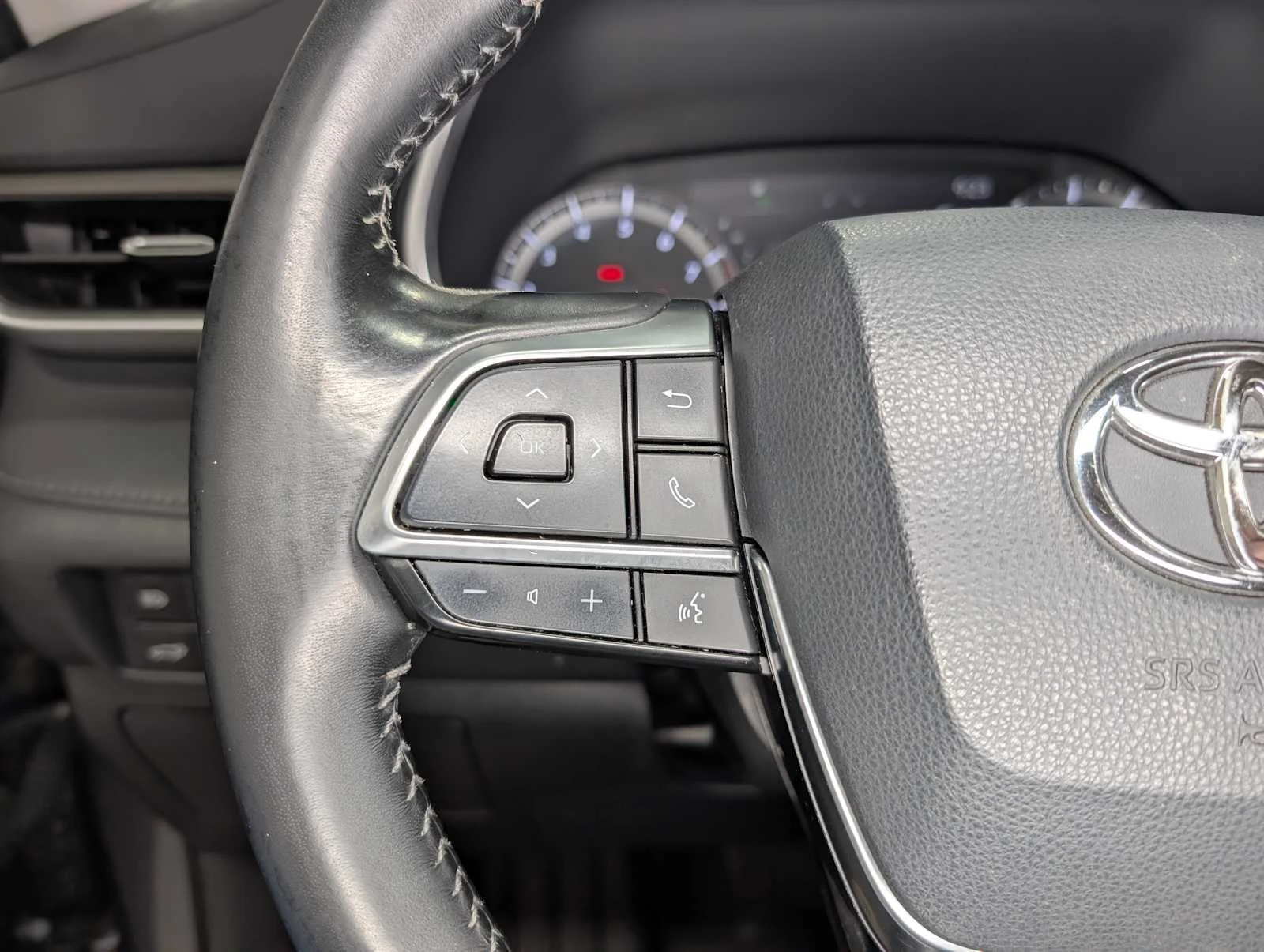 Used 2021 Magnetic Gray Metallic Toyota XLE image 39