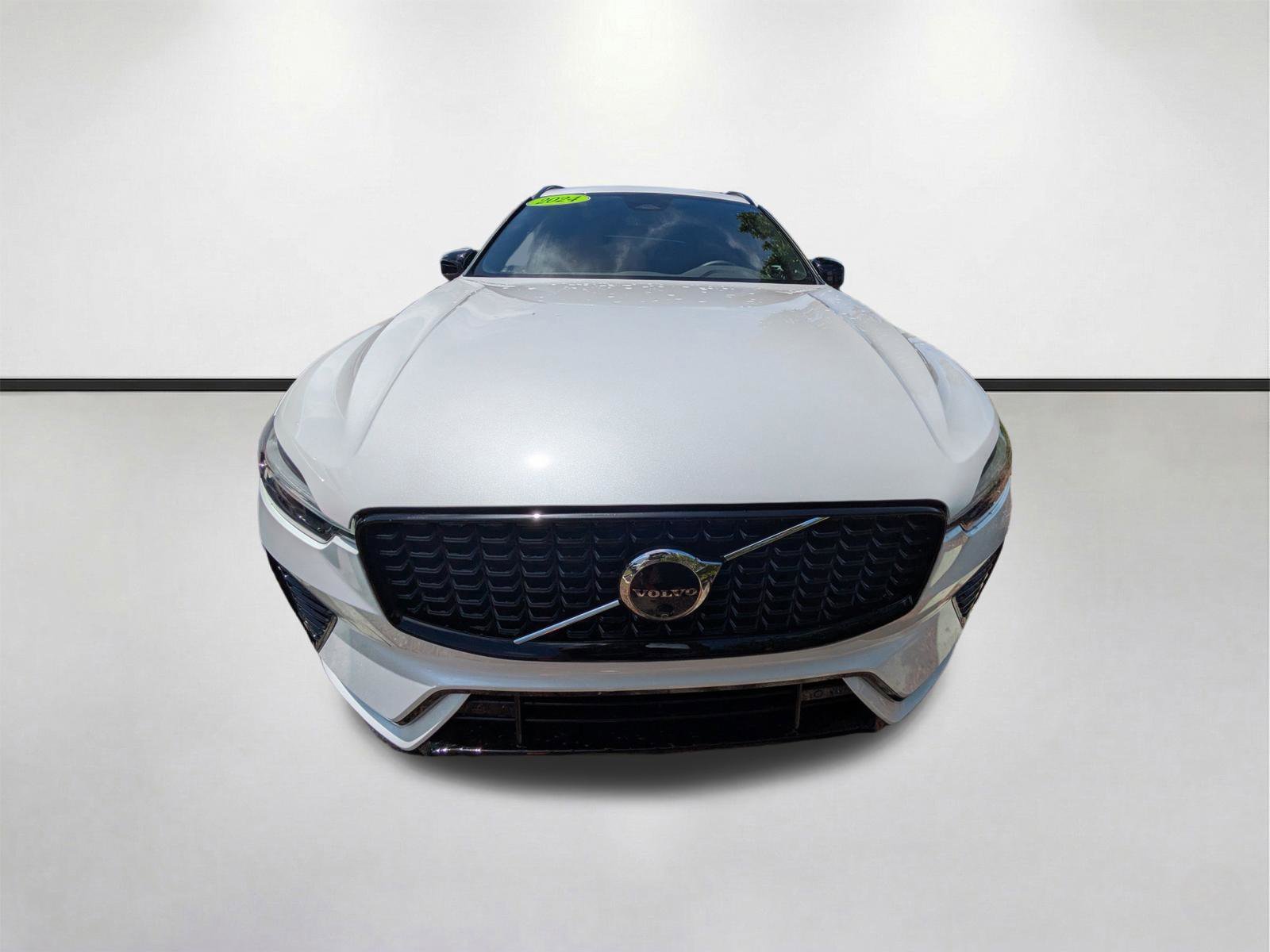Used 2024 Crystal White Metallic Volvo Plus Dark Theme image 3