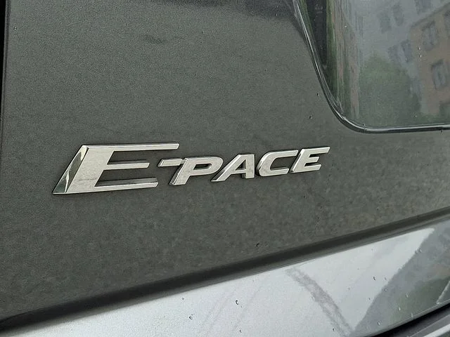 Used 2019  Jaguar R-Dynamic image 29