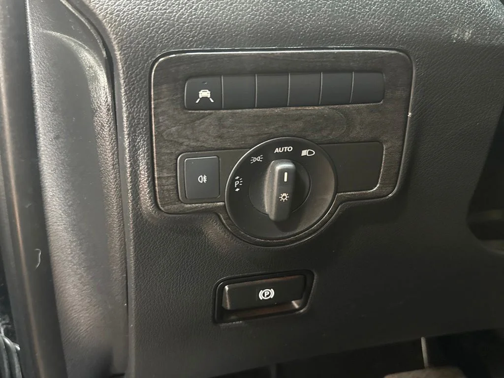 Used 2022  Mercedes-Benz Passenger image 25