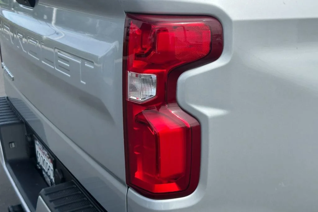 Used 2021 SILVER ICE METALLIC Chevrolet RST image 5