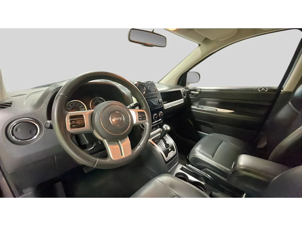 Used 2017 Granite Crystal Clearcoat Metallic Jeep Latitude image 11