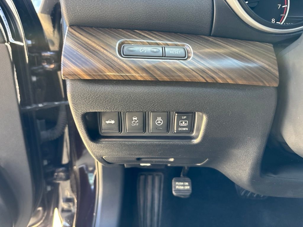 Used 2016 Bordeaux Nissan Platinum image 19