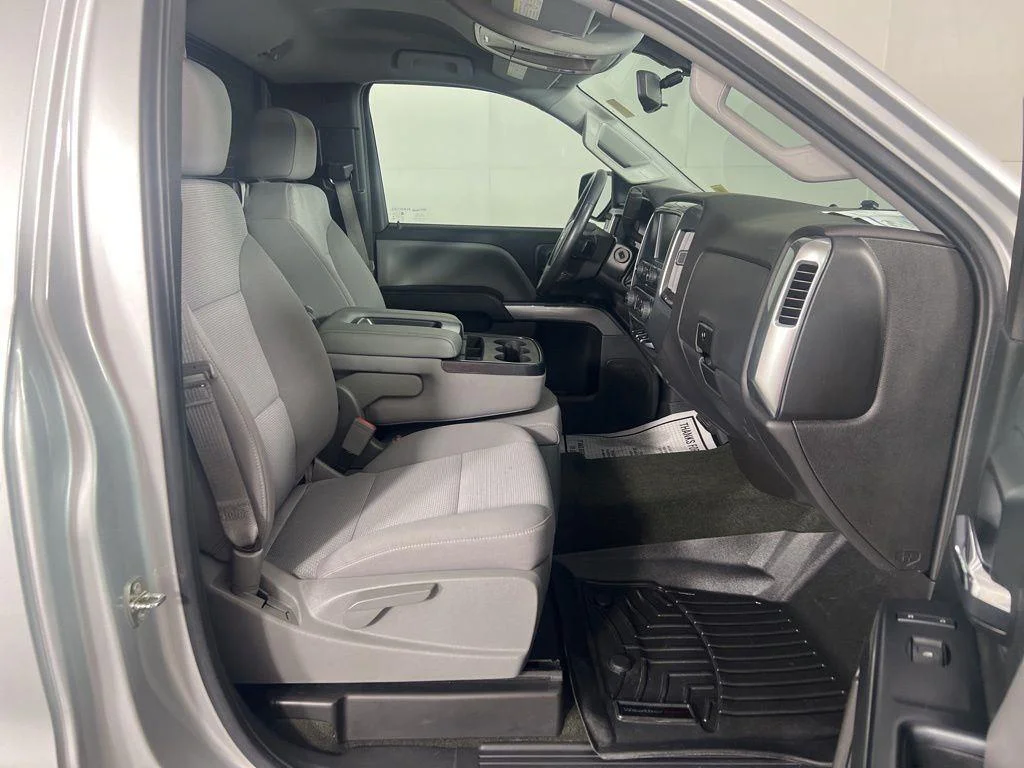 Used 2016 SILVER ICE METALLIC Chevrolet LT image 4