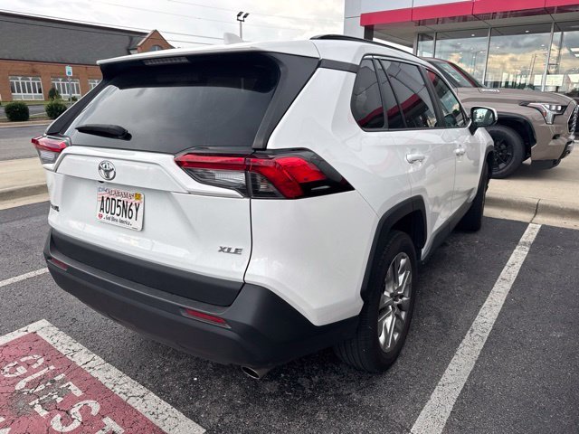 Used 2019 White Toyota XLE Premium image 3