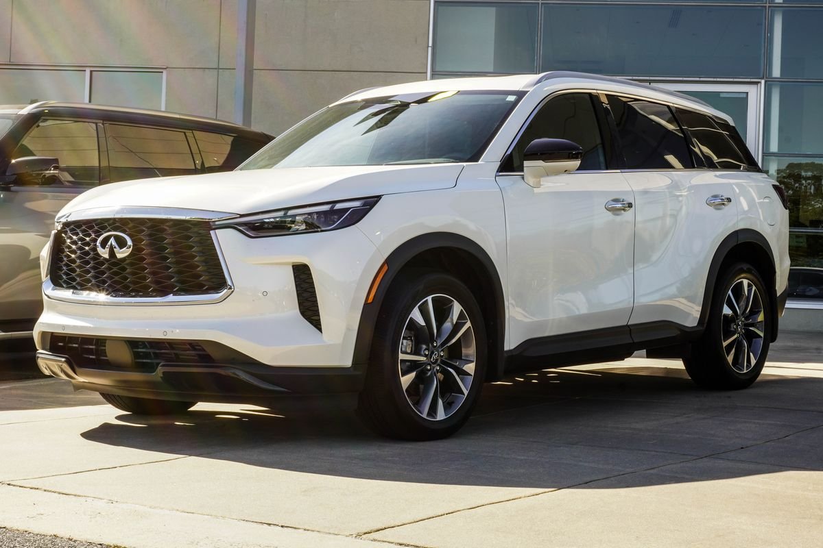 Used 2025 White INFINITI LUXE image 8