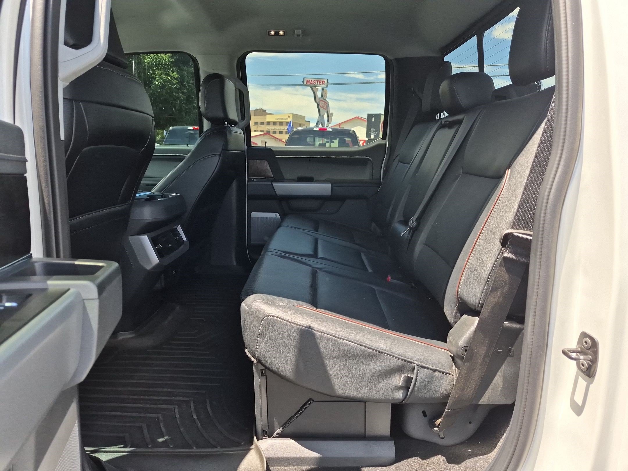 Used 2024 White Metallic Ford LARIAT image 28
