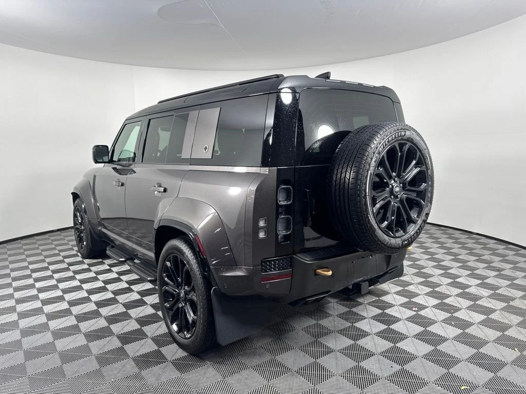 Used 2025 Gray Land Rover OCTA image 7