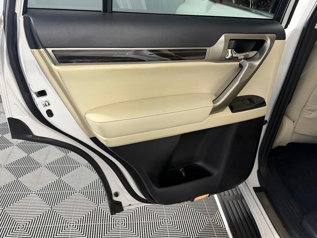 Used 2021  Lexus 460 image 25