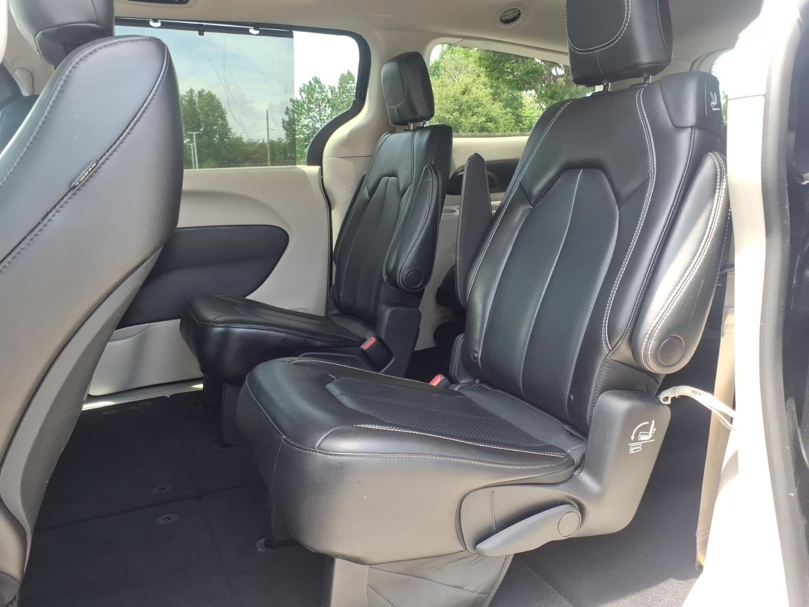 Used 2023 Brilliant Black Crystal Pearlcoat Chrysler Touring L image 18