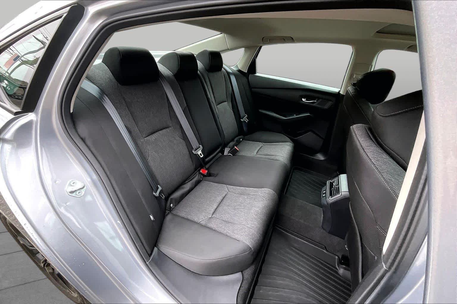 Used 2025 Solar Silver Metallic Honda SE image 19