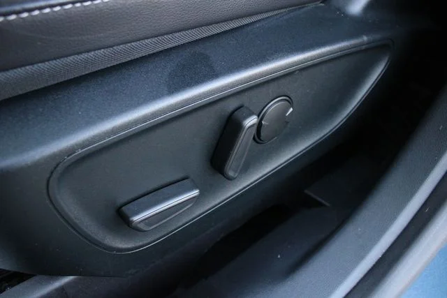 Used 2020 Blue Ford SEL image 3
