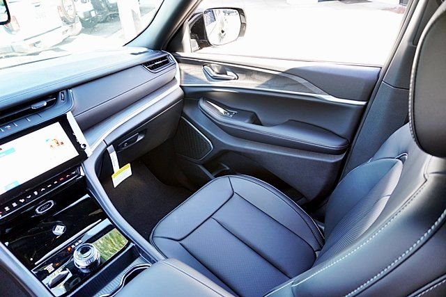 New 2026 Diamond Black Crystal Pearl-Coat Exterior Paint Jeep Limited image 27