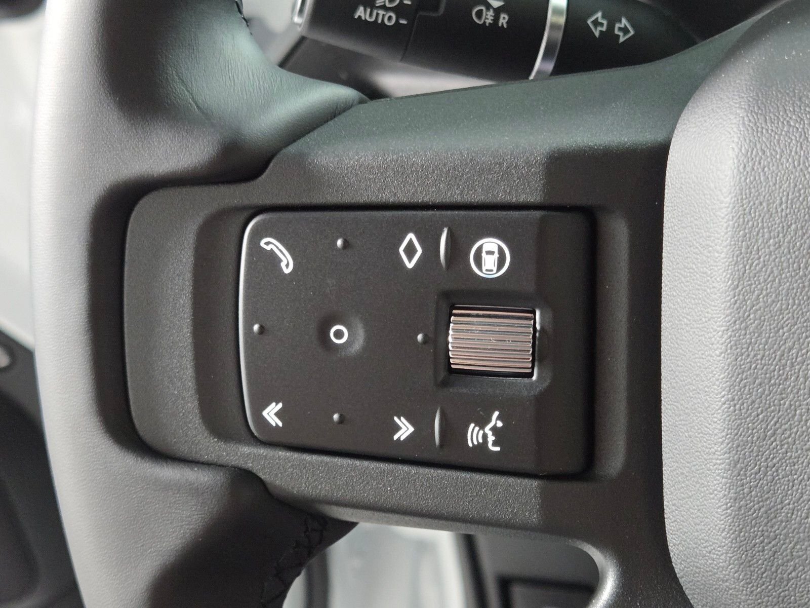 New 2026 Fuji White LAND ROVER X-Dynamic SE image 24