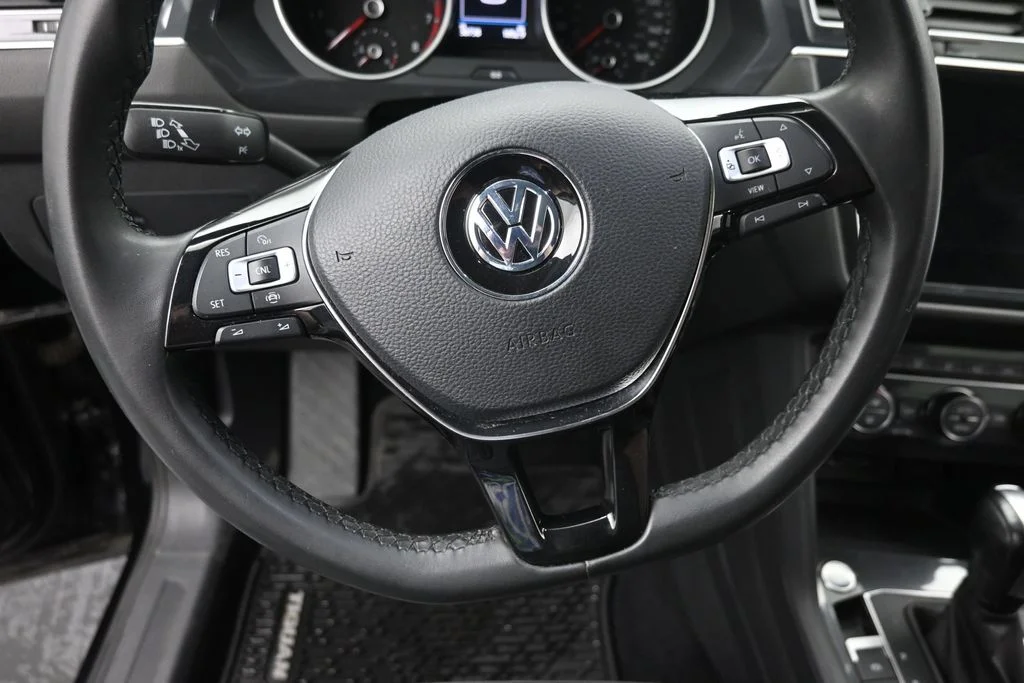 Used 2020 Black Volkswagen 2.0T SE image 17