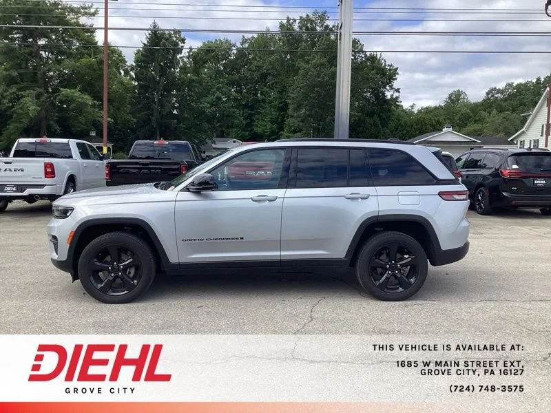 Used 2023 Silver Jeep Altitude X 4x4 image 4