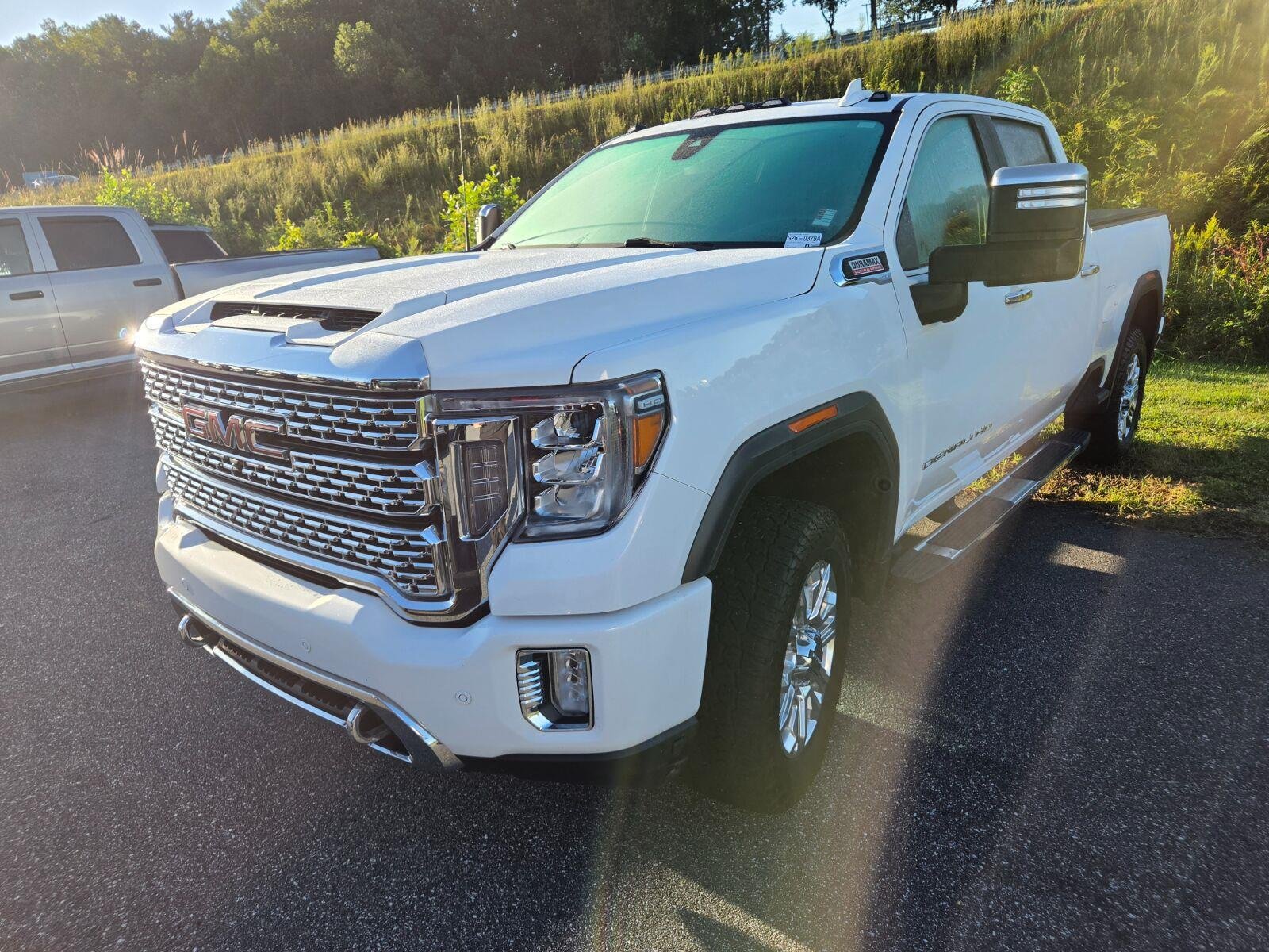 Used 2022 SUMMIT WHITE GMC Denali image 3