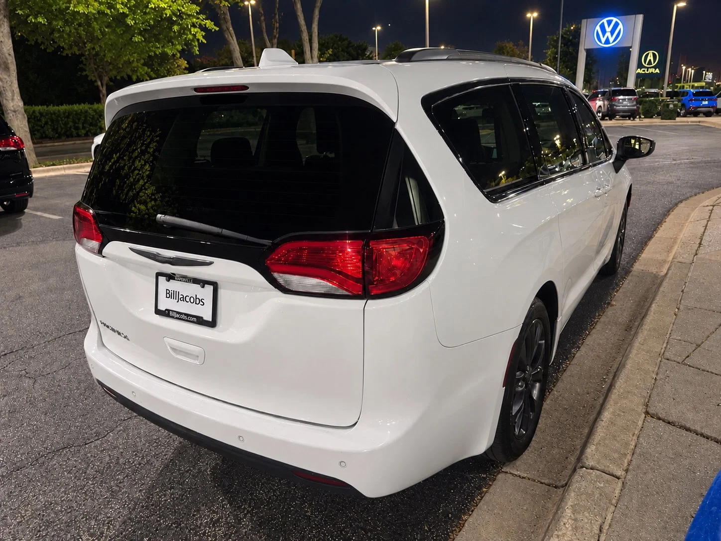 Used 2018 Bright White Clearcoat Chrysler Touring L image 4