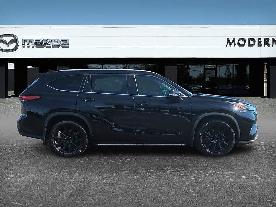 Used 2022 Midnight Black Metallic Toyota XLE image 6