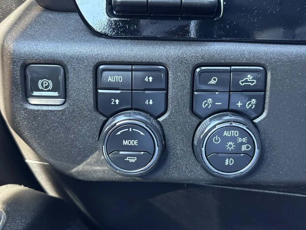 Used 2024 Summit White Chevrolet High Country image 27
