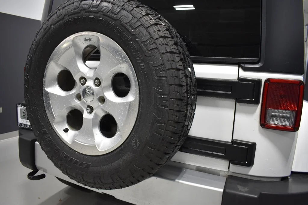 Used 2015 White Jeep Sahara image 12
