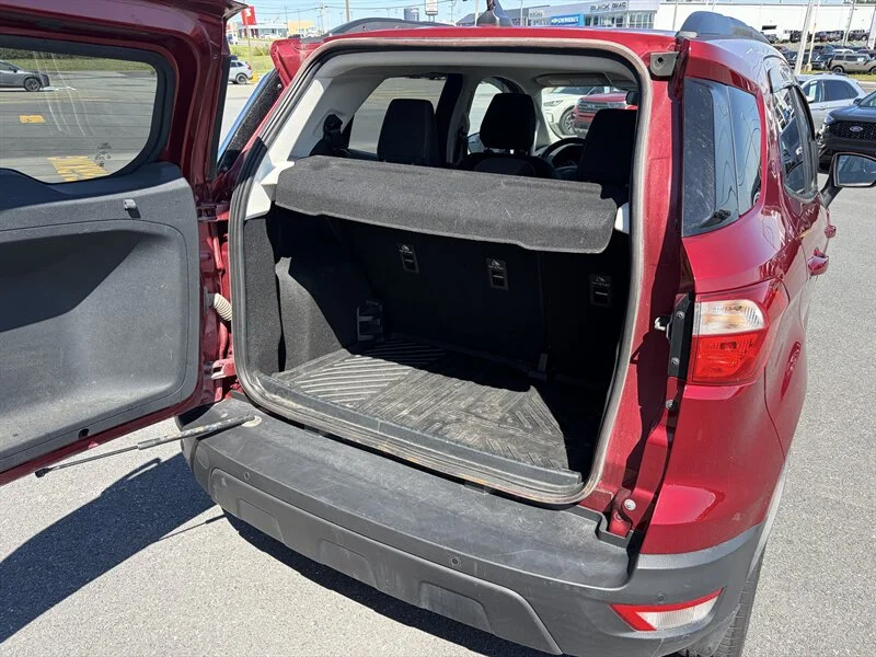 Used 2021 Red Ford SE image 15