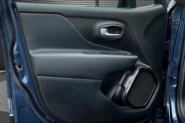 Used 2022 Blue Jeep Altitude image 19